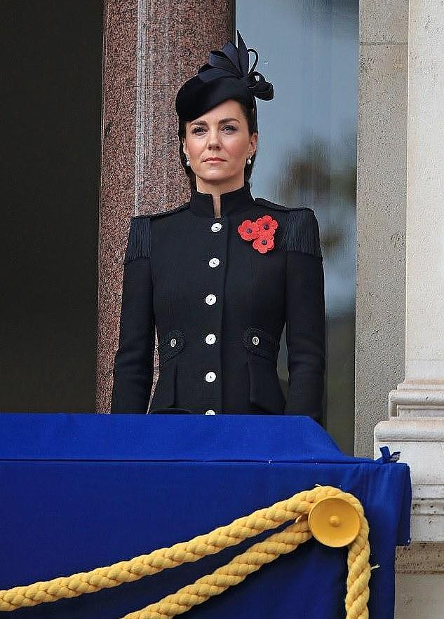 49岁丹麦王妃盛装亮相太好看了！黑白配尽显高贵，比凯特都显年轻 - 7