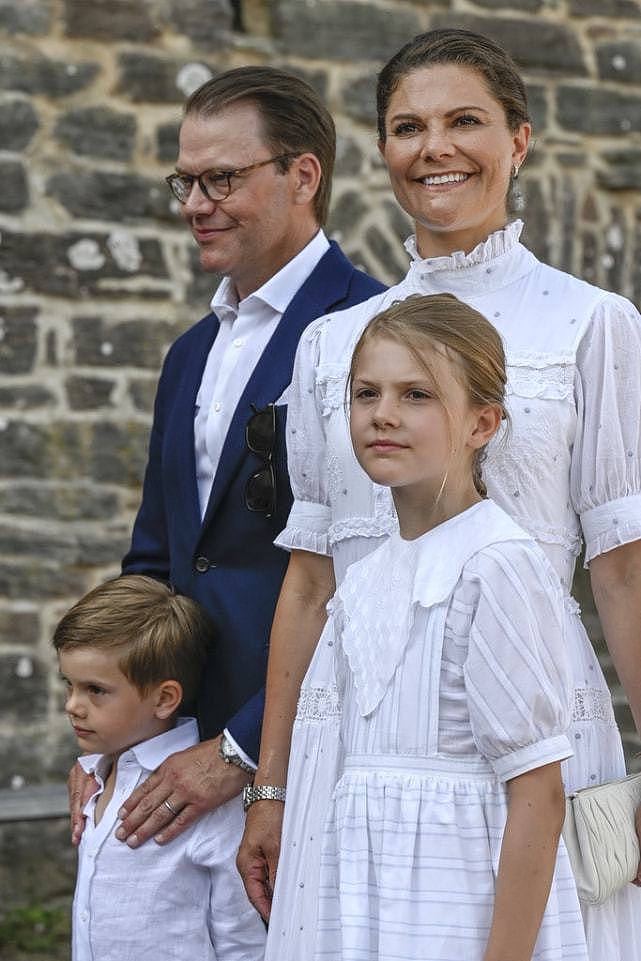 瑞典王储小公主穿红裙似苹果！超宽肩膀显头小，姐弟俩共用一张脸 - 13