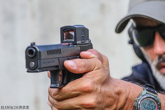 枪械专家讲解：反射式红点瞄准具是射击新手最佳的枪械配件之一 - 1