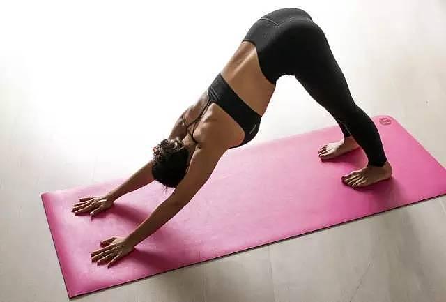 拉伸大腿后侧的11个瑜伽动作，任意选一个就可以改善腿后侧柔韧性 - 1