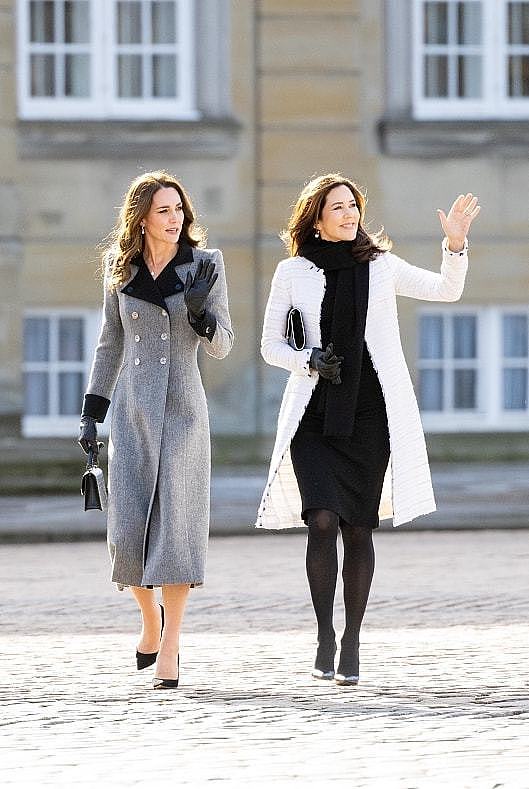 凯特王妃和丹麦王妃同框站着，相差10岁气质不相上下，穿搭好优雅 - 4