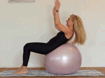 坚持这9个瑜伽球塑形动作30天，让你全身塑形变瘦 - 7