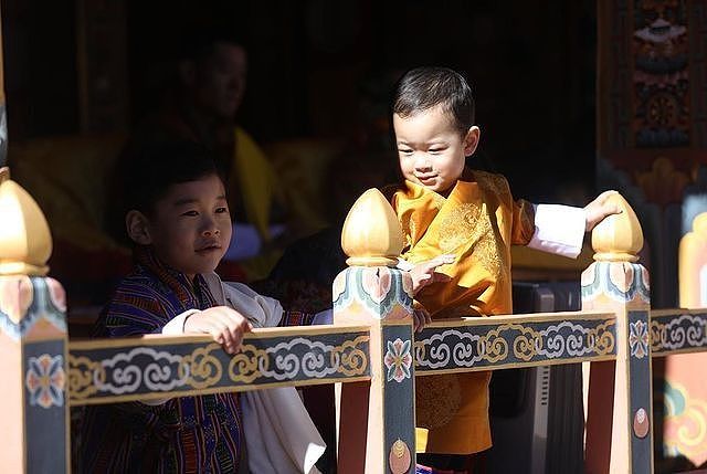 不丹王室齐亮相庆祝国庆！4位王母穿得比王后还艳，公主们颜值高 - 6