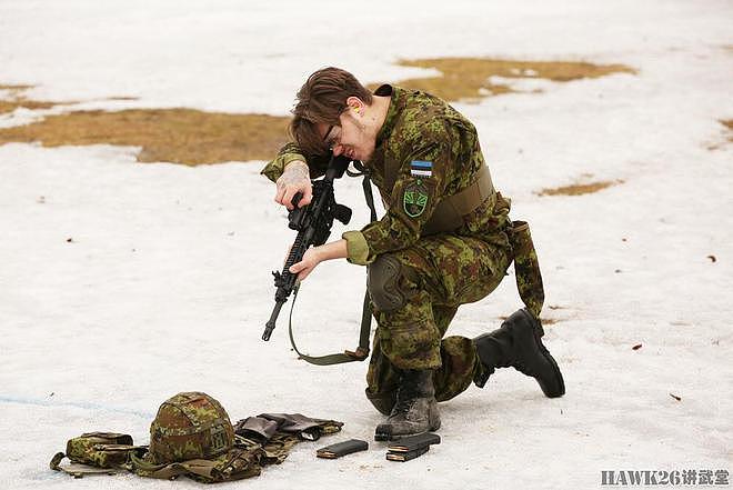 爱沙尼亚士兵实弹射击训练 德国手枪美国步枪以色列机枪云集一堂 - 4