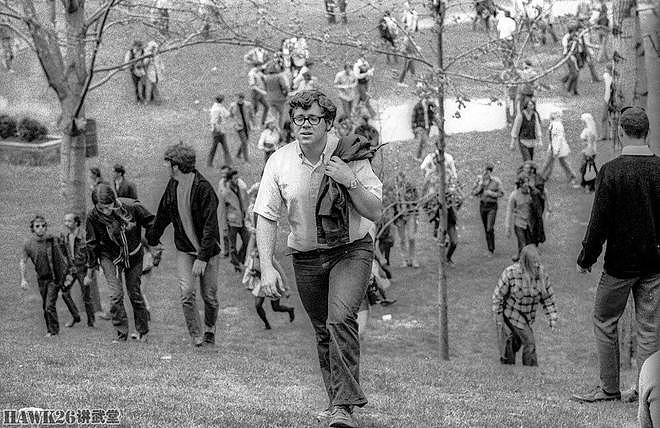 54年前 美国俄亥俄州国民警卫队向反战抗议学生开枪 造成四人丧生 - 19