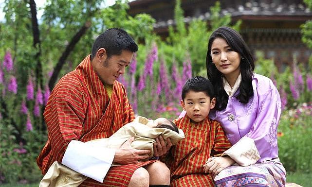 不丹王后的新造型贼仙！一身紫衣走邻家风，气质如天山雪莲般干净 - 11