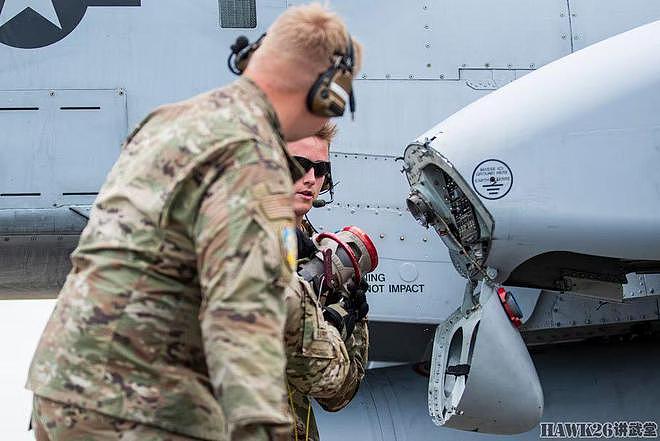 图说：美军地勤在野战机场 如何为A-10攻击机加油 细节一次拉满 - 8