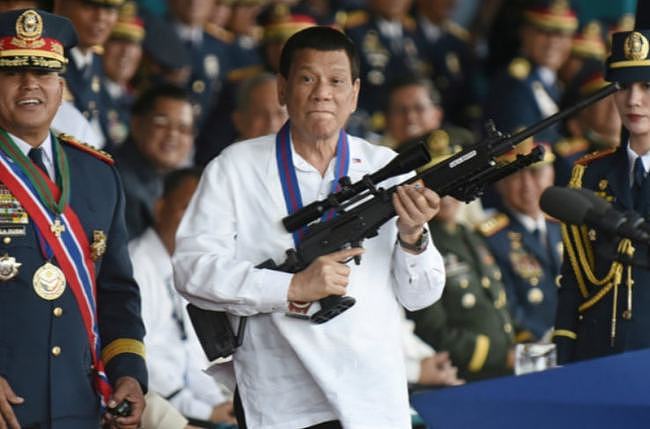 菲律宾的老炮儿总统，持枪巡街的杜特尔特，却是菲律宾最清流总统 - 1