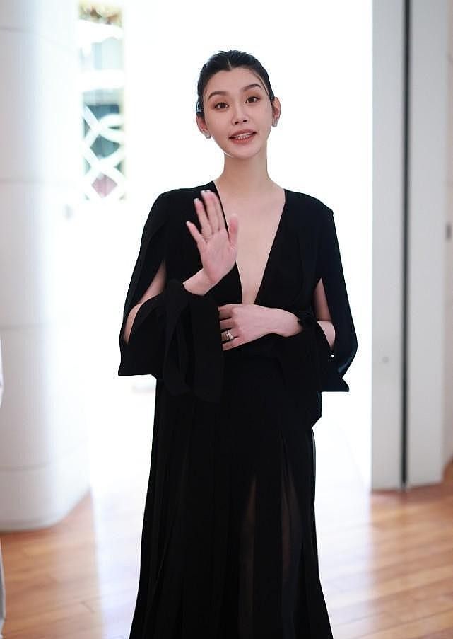 奚梦瑶终于有豪门的样子了，穿黑色礼裙高贵大方，不涂红唇也优雅 - 7