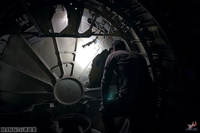 钻进图-16轰炸机 乌克兰博主冒险进入纪念碑 探索神秘的内部结构 - 24
