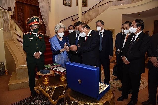 柬埔寨国王母子共同接待越南主席85岁太后穿蓝裙好美，白发也优雅 - 7