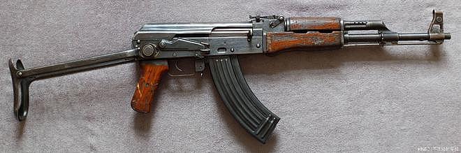 AK47突击步枪的国产版本五六冲，叫了个冲锋枪，名字真是错了么？ - 3