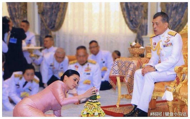 众多学生冒雨跪拜泰国国王，国王全程无视，泰国跪拜大礼令人不解 - 1