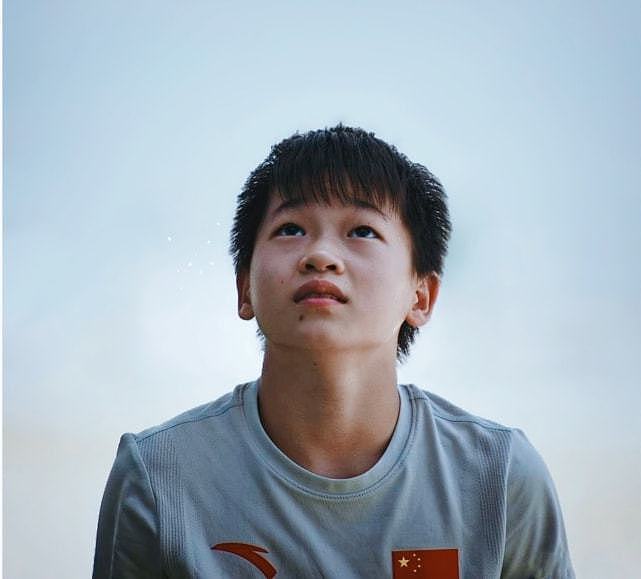 青春年少!全红婵惠东海滩训练仰望星空,背着网兜下海摸鱼捞螃蟹 - 8