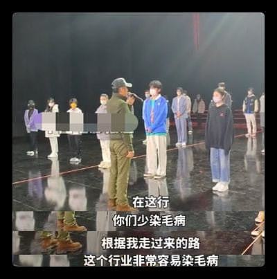 陈道明寄语青年演员，要他们少染坏毛病，刘浩存手藏袖口被批散漫 - 2