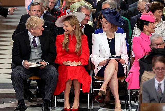 6任英国首相齐聚王室典礼！梅姨罕见穿裙好惊艳，不输第一夫人们 - 2