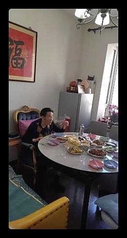 90岁杨少华宅家过年，一块肉要夹3次动作颤颤巍巍，桌上香烟瞩目 - 7