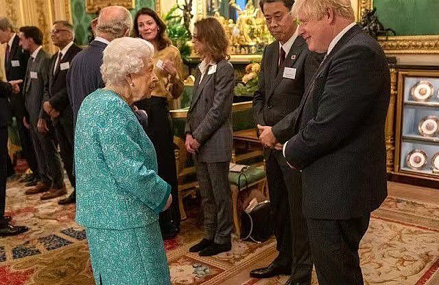 95岁英女王会见加拿大美女总督！穿印花裙好优雅，背脊驼得太严重 - 13