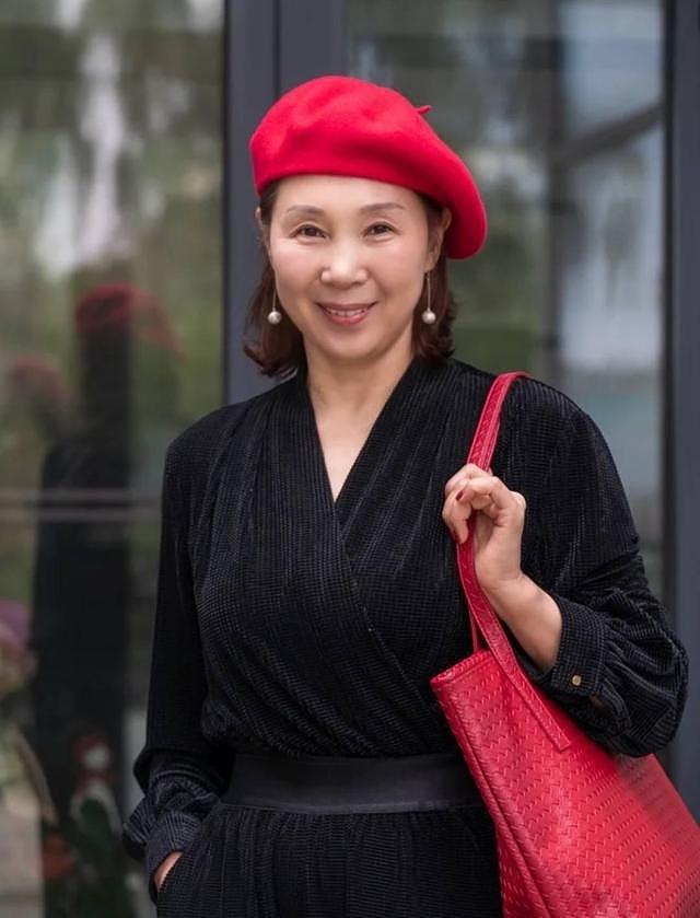 会穿的女人不会老！学65岁博主用“红色”穿出冬日时髦，高级减龄 - 1