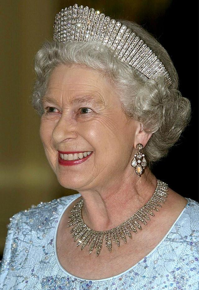 女王一生佩戴过的12件珠宝，将会留给谁？估计凯特是最大的赢家 - 16