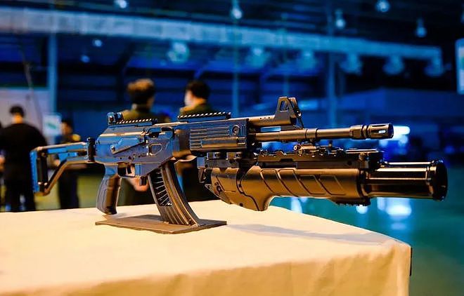 越南国产化的STV枪族，实际上是授权制造的Galil和改造的AK - 9