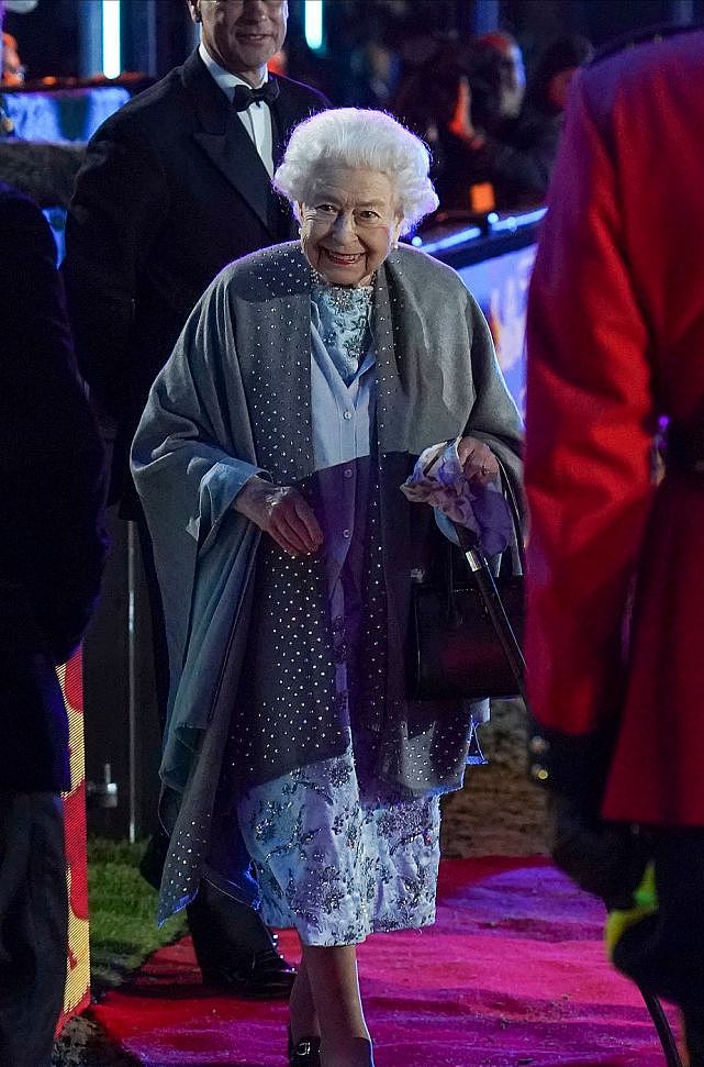 96岁英国女王闪耀亮相庆典仪式！拄着拐杖也好优雅，阿汤哥也来了 - 7