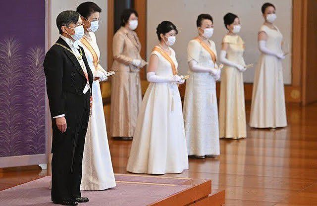 日本德仁天皇一家三口齐亮相20岁爱子公主变美了，裹白裙气质高贵 - 2
