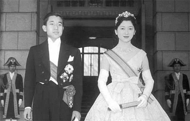 日本平民皇后美智子，拒绝与明仁天皇合葬：我只有子宫被需要 - 1