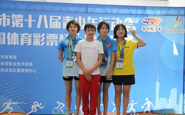 光速!全红婵为广东省青少年跳水冠军颁奖,去年她夺5金1银上台领奖 - 4