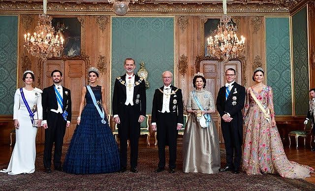 西班牙王后穿HM亮相国宴太寒碜？蓝色蛋糕裙超美，手臂肌肉太吸睛 - 4