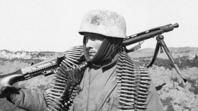 二战德军MG42厉害在哪？每分钟可射1200发，诞生是为弥补MG34劣势 - 6