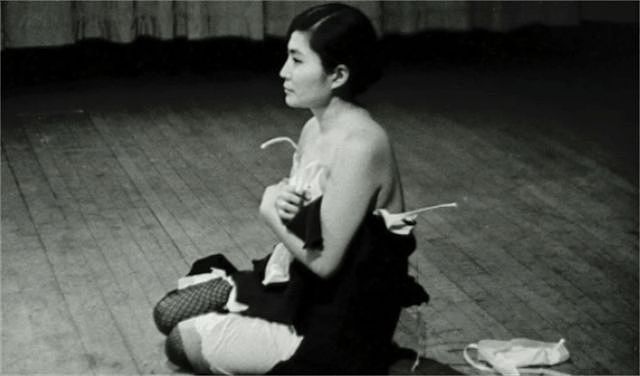 日本女艺术家将剪刀交给观众，任其剪碎身上衣物，直到一丝不挂 - 7