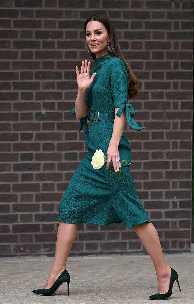 凯特终于发力了！穿6千多的绿裙亮相换风格，可惜输给梅根的战袍 - 3