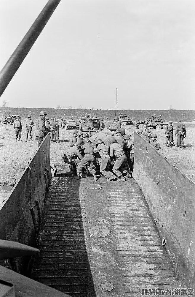 1945年美军登陆艇不断将机械化部队渡过莱茵河 士兵军靴都没湿 - 3