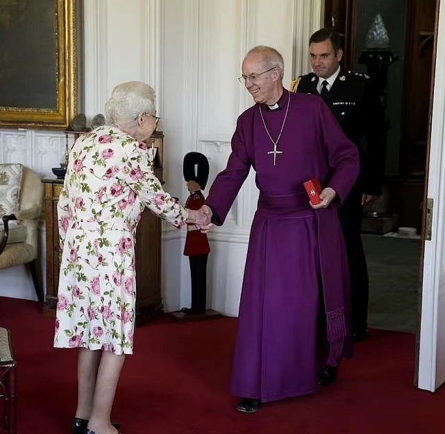 96岁女王穿搭比孙媳凯特还活泼！驼背穿印花裙待客，藏不住优雅范 - 6