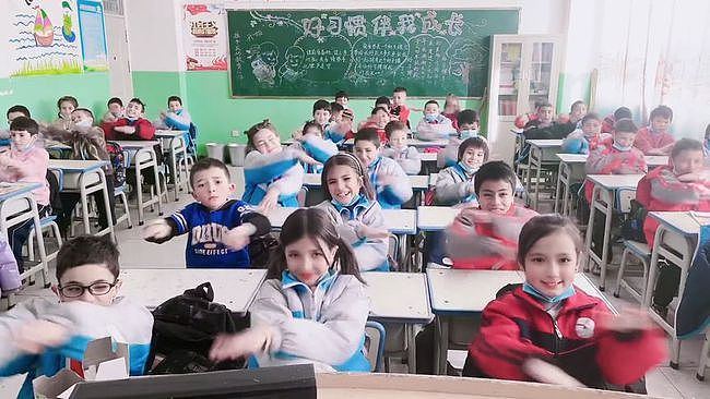 新疆支教老师记录学生上课日常，满屋迪丽热巴颜值高，网友慕了 - 1