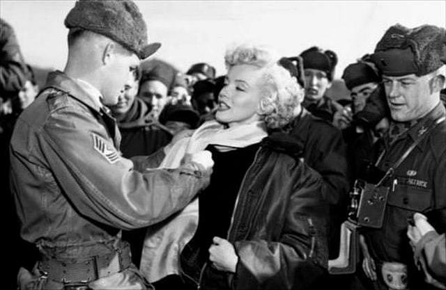 1954年，梦露在韩国劳军，冬天穿吊带裙表演，数10万美军为其痴迷 - 7