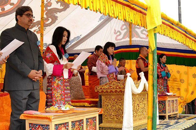 不丹王室的颜值高到离谱！27岁王子堪比小鲜肉，63岁王后扮嫩成功 - 9