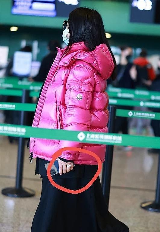 李湘高调走机场！穿亮粉色羽绒服拎两万的包，身材圆润超有富婆范 - 7