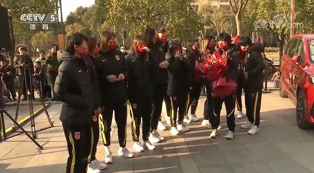 归心似箭!中国女足抵达上海受热捧,姑娘们着急回家吃爸妈做的饭菜 - 13