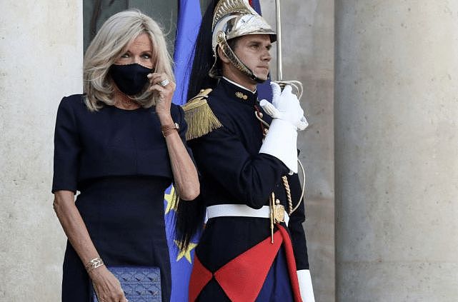 布丽吉特又美了！穿蓝色斗篷裙接待智利总统，露出的手臂暴露年龄 - 7
