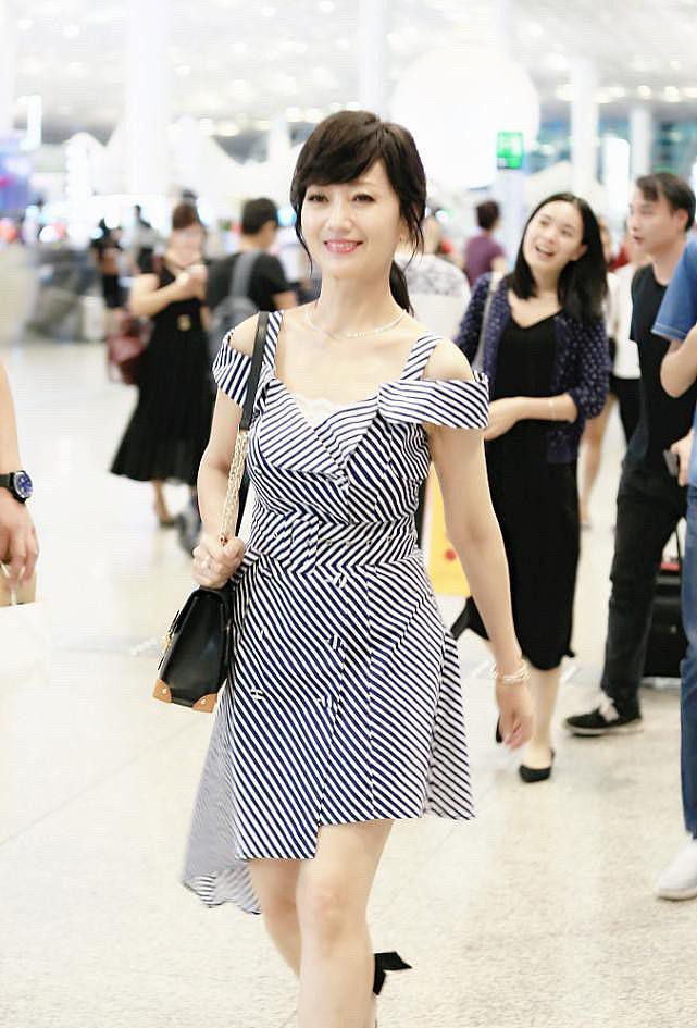赵雅芝的“奶油肌”让人移不开眼，穿着蓝白条短裙秀曲线，真漂亮 - 1