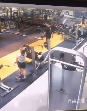 女子在健身房遭男子“误砸”，瞬间倒地不起，网友：健身先健脑 - 10