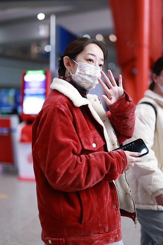 蒋梦婕素颜现身机场，身穿红色灯芯绒外套喜庆优雅，看着好低调 - 3