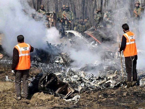 印度摔个飞机还算新闻？但这次不一样，国防参谋长也在坠机中丧生 - 8