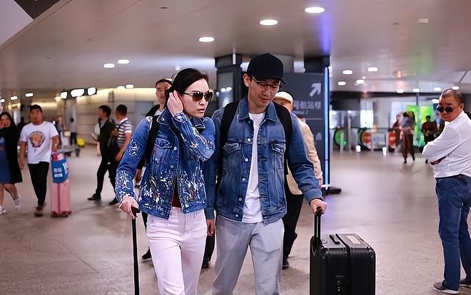 吴敏霞夫妻真不像快40岁的人呢，穿牛仔夹克活力十足，看着挺活泼 - 3