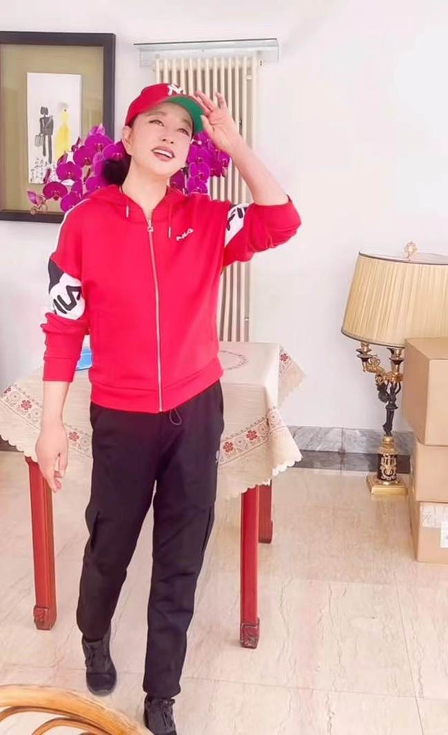 69岁刘晓庆仍不服老，涂大红唇妆容精致似芭比，唱歌上气不接下气 - 8