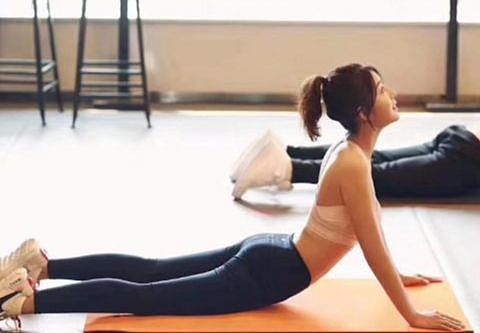 24岁韩国小姐姐，多年瑜伽练出迷人身线，纤细美腿引起网友羡慕 - 4