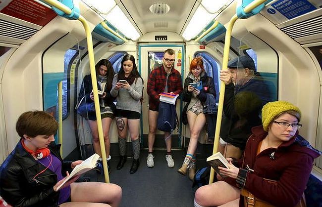 欧美人在地铁看书报是因为手机没信号？主要还是他们有读书的习惯 - 7
