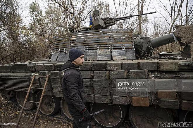 乌克兰军队抢修受损坦克 T-72加装屏蔽装甲 年迈车组留在一线战斗 - 8